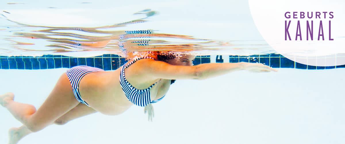 Schwangere Frau schwimmt im Schwimmbecken