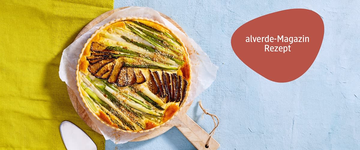 Spargel-Quiche von oben auf Holzbrett präsentiert