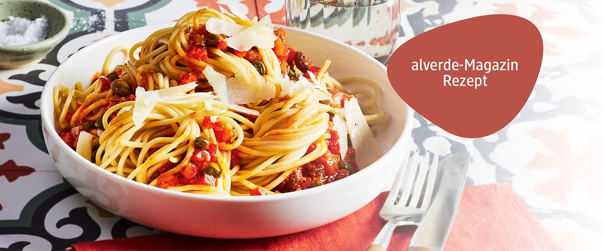 Bild von Spaghetti mit würziger Paprikasauce, Kapern und Rosinen