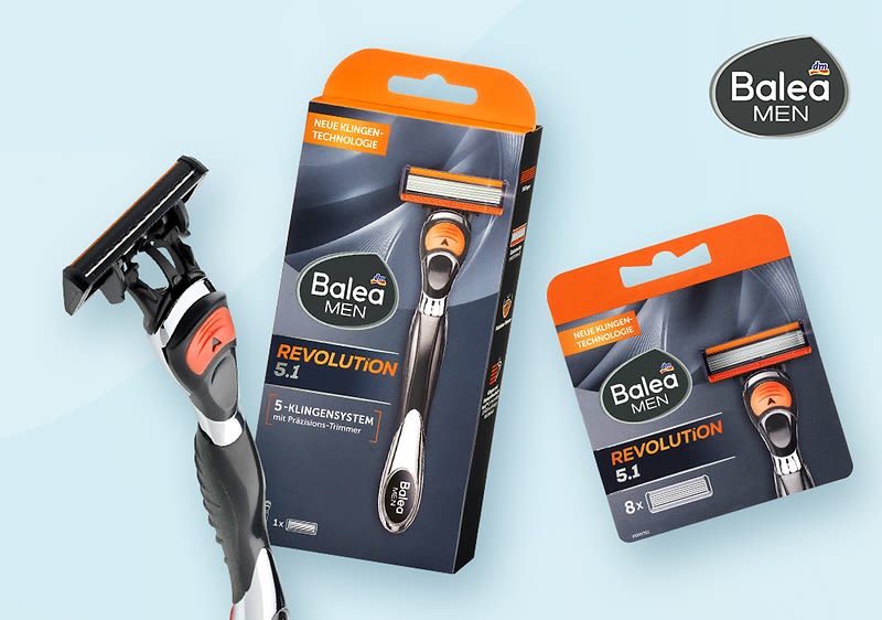 Drei Produkte der Marke Balea MEN: links ein Rasierhobel mit schwarzem Griff und orangefarbenen Akzenten, mittig eine Verpackung mit einem Rasierer und der Aufschrift „REVOLUTION 5.1“, rechts eine Kartonverpackung für Ersatzklingen mit der Aufschrift „REVOLUTION 5.1“ und orangefarbener Klappe