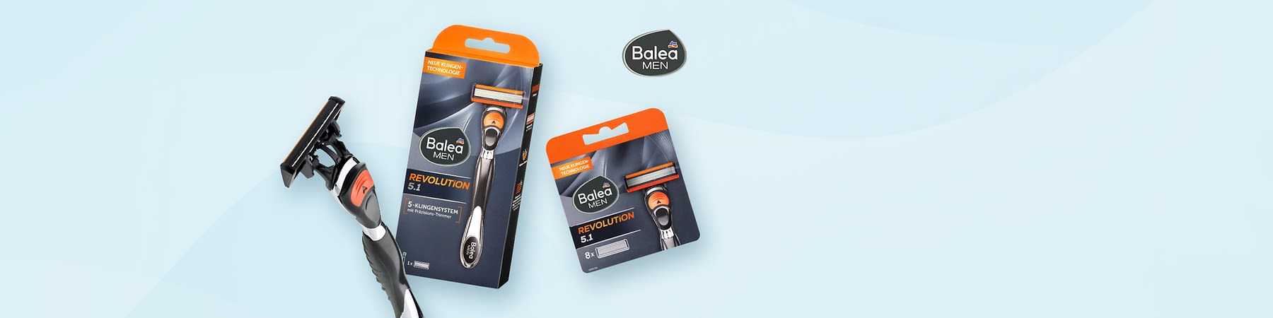 Drei Produkte der Marke Balea MEN: links ein Rasierhobel mit schwarzem Griff und orangefarbenen Akzenten, mittig eine Verpackung mit einem Rasierer und der Aufschrift „REVOLUTION 5.1“, rechts eine Kartonverpackung für Ersatzklingen mit der Aufschrift „REVOLUTION 5.1“ und orangefarbener Klappe