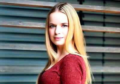 Carolin Interwies schaut in die Kamera