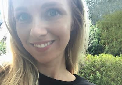 Julia Süß schaut in die Kamera