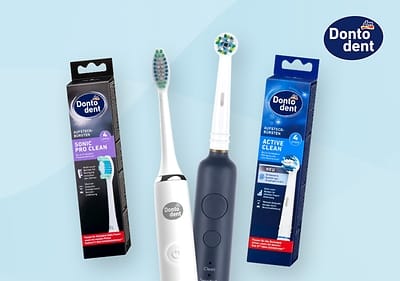 Zwei elektrische Zahnbürsten und ihre Verpackungen von Dontodent, links eine weiße Zahnbürste mit schwarzer Verpackung und der Aufschrift „Sonic Pro Clean“, rechts eine dunkelblaue Zahnbürste mit blauer Verpackung und der Aufschrift „Active Clean“, oben rechts das Logo von Dontodent
