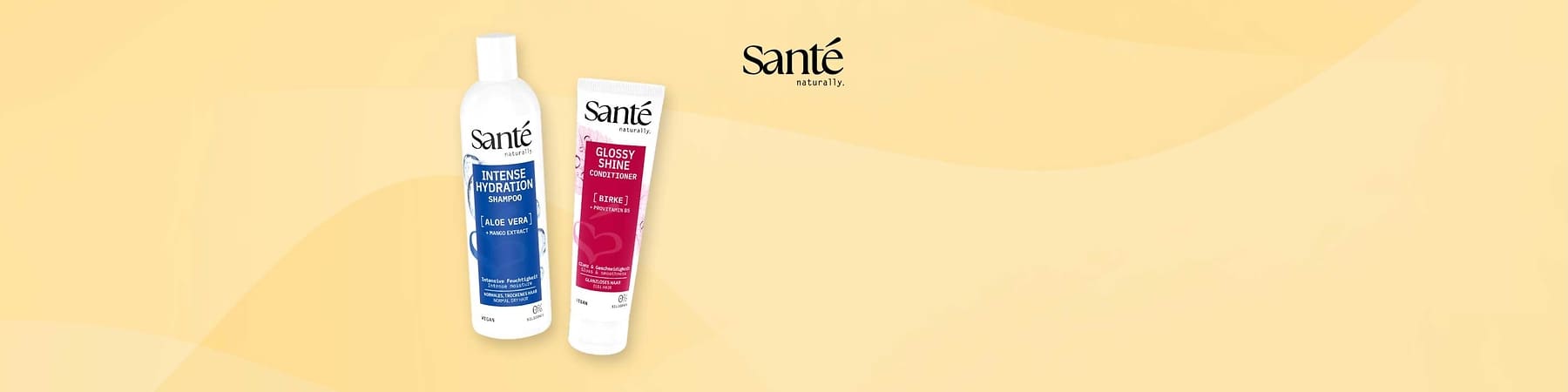Zwei Pflegeprodukte der Marke Santén: links eine weiße Flasche mit blauem Etikett und der Aufschrift „Intense Hydration Shampoo Aloe Vera“, rechts eine weiße Tube mit pinkem Etikett und der Aufschrift „Glossy Shine Conditioner“, im oberen rechten Bereich das Santén-Logo auf gelbem Hintergrund