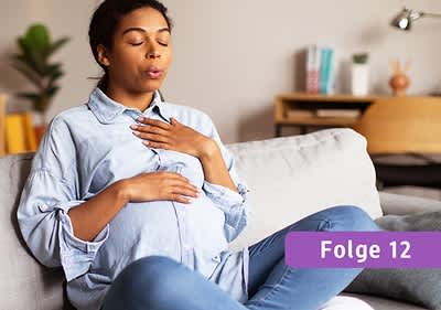 Schwangere Frau macht Atemsübungen