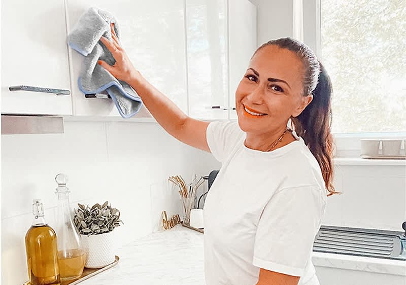 Melike putzt die Küchenfront