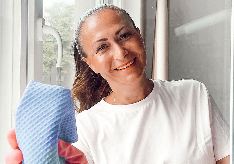 Melike am Fenster Putzen