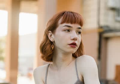 junge Frau mit Micro Pony