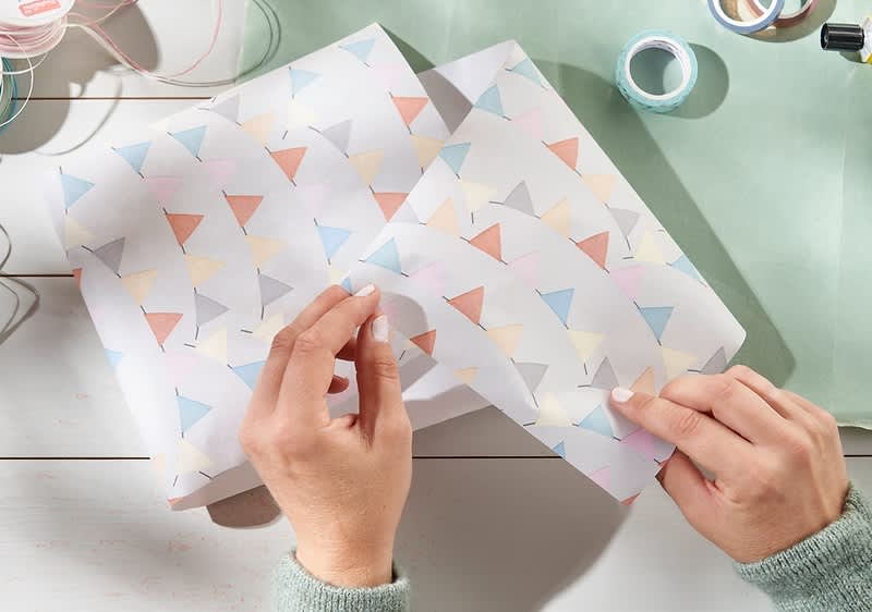 Geschenke verpacken in Pyramidenform Schritt 1