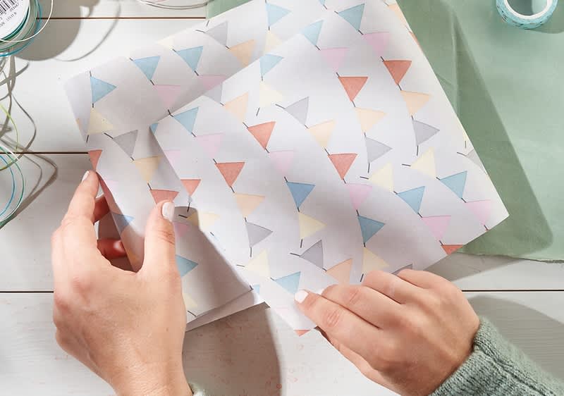 Geschenke verpacken in Pyramidenform Schritt 3