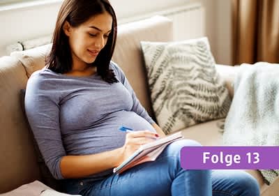 Schwangere Frau macht Notizen