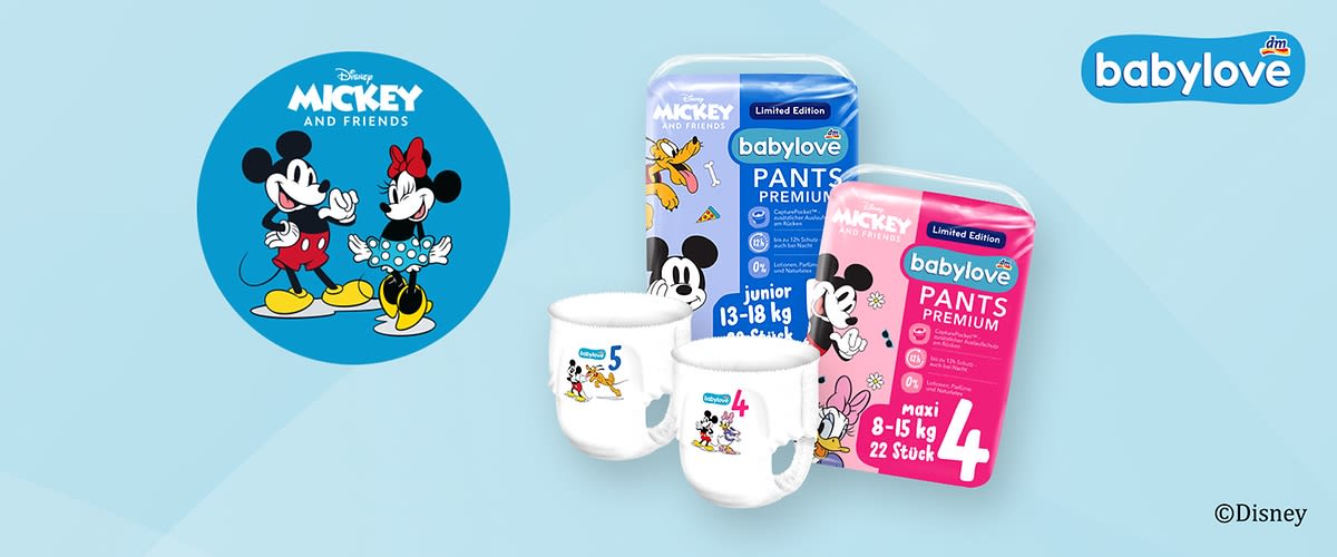 Zwei Packungen babylove Premium Pants Windeln mit Disney-Motiven, links eine blaue Packung für Größe 5 Junior mit Mickey Mouse, rechts eine rosa Packung für Größe 4 Maxi mit Minnie Mouse, beide mit der Aufschrift 30% mehr Inhalt und dem dm-Logo, oben links ein rundes Disney Mickey and Friends Logo mit Mickey und Minnie Mouse, oben rechts ein babylove Logo