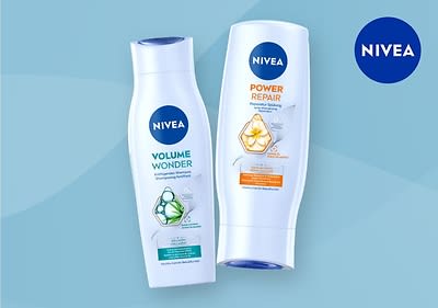 Zwei Nivea Shampoos auf blauem Hintergrund