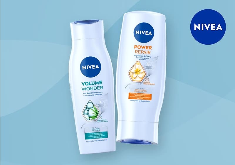 Zwei Nivea Shampoos auf blauem Hintergrund