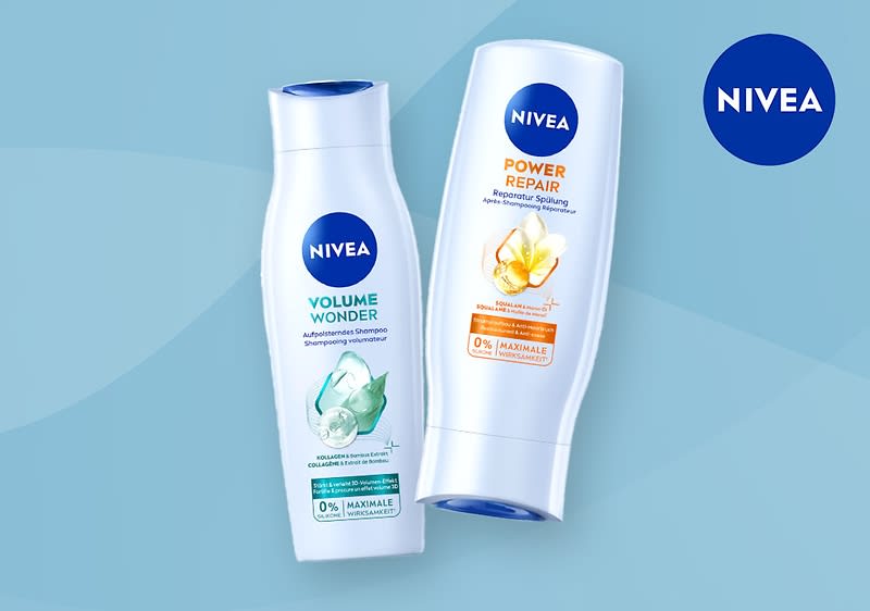Zwei Nivea Shampoos auf blauem Hintergrund