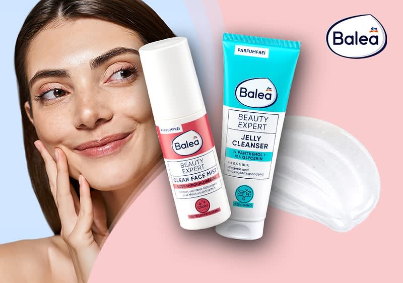 Zwei Balea-Gesichtspflegeprodukte vor pastellfarbenem Hintergrund: links ein weißer Spender mit rotem Etikett und der Aufschrift „Balea Beauty Expert Clear Face Mix“, rechts eine türkis-weiße Tube mit der Aufschrift „Balea Beauty Expert Jelly Cleanser“ sowie rechts daneben ein Klecks weiß-gelartige Reinigungssubstanz, oben rechts das Balea-Logo