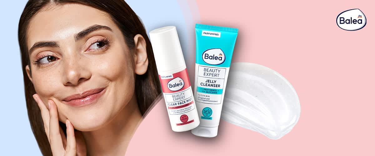 Zwei Balea-Gesichtspflegeprodukte vor pastellfarbenem Hintergrund: links ein weißer Spender mit rotem Etikett und der Aufschrift „Balea Beauty Expert Clear Face Mix“, rechts eine türkis-weiße Tube mit der Aufschrift „Balea Beauty Expert Jelly Cleanser“ sowie rechts daneben ein Klecks weiß-gelartige Reinigungssubstanz, oben rechts das Balea-Logo