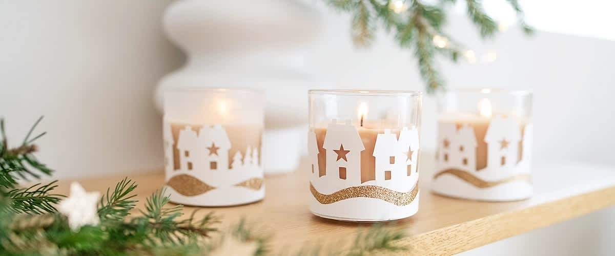 Drei Kerzen mit Winterlandschaftsmotiv