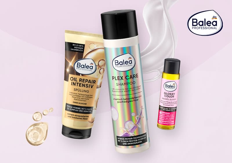 Vier Haarpflegeprodukte der Marke Balea Professional auf einem rosa Hintergrund, links eine goldene Tube mit der Aufschrift "Oil Repair Intensiv Spülung" und darunter "Für sehr strapaziertes und trockenes Haar", daneben eine große Flasche mit schwarzem Deckel und der Aufschrift "Plex Care Shampoo" sowie "Intensiv-Pflege-Formel für strapaziertes Haar"