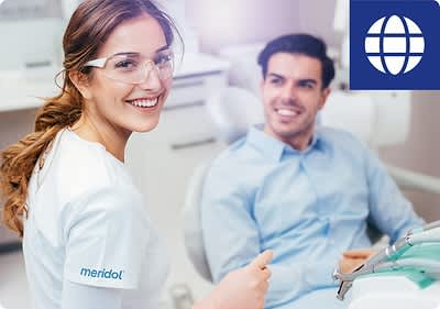 Zahnarztbesuch mit Patient und Assistentin