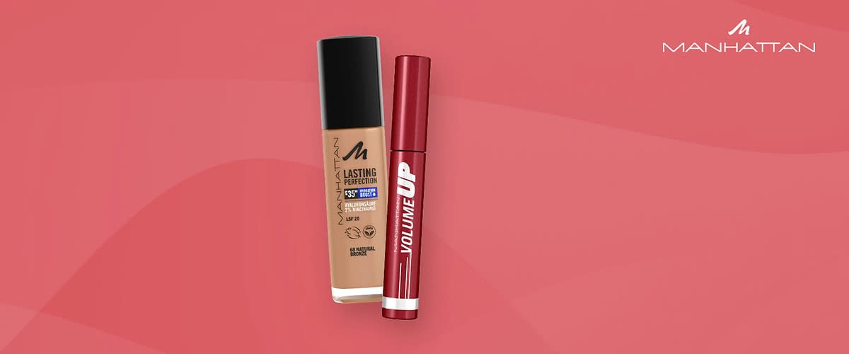Zwei Manhattan-Make-up-Produkte vor rosa Hintergrund: links flascheförmiges flüssig-Foundation-Produkt „Lasting Perfection“ in Farbton „68 Natural Bronze“, rechts roter Mascara-Stift mit weißer Aufschrift „Volume Up“, Manhattan-Logo oben rechts