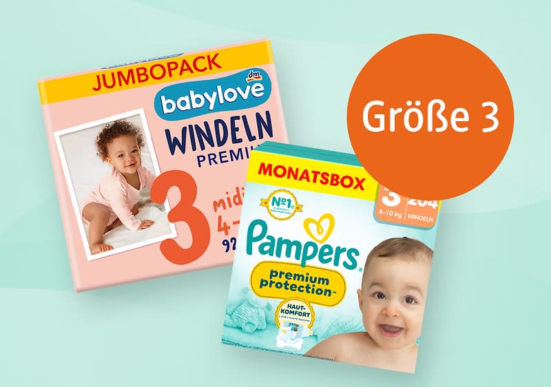 Zwei Windelpackungen vor hellgrünem Hintergrund: links pinke babylove Jumbopack Packung mit großem orangem „3“ und Text „Windeln Premium“, rechts grüne Pampers Monatsbox mit Aufschrift „premium protection“ und orangener Kreis mit Text „Größe 3“