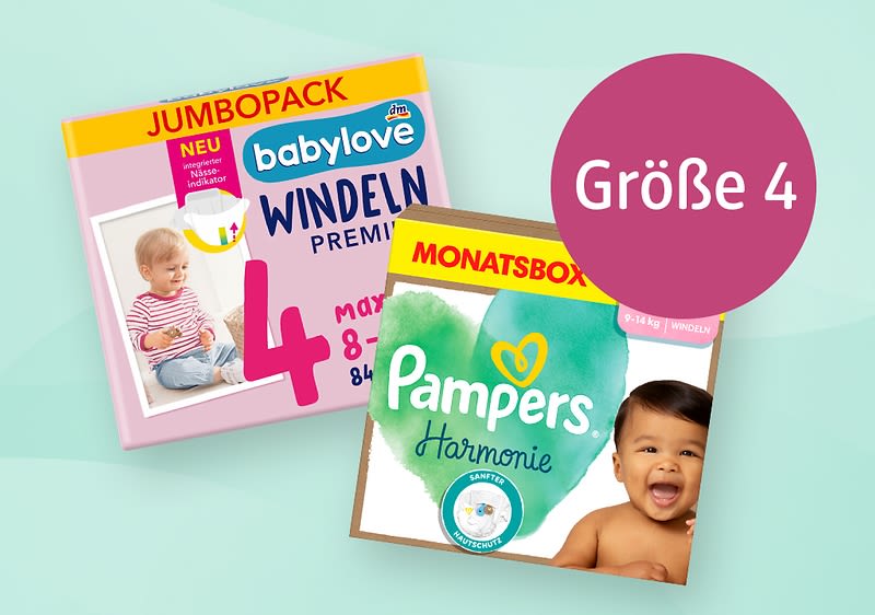 zwei Packungen Babywindeln nebeneinander: links rosa Jumbopack „babylove Windeln Premium Größe 4“ mit Aufschrift „maxi 8–...“, rechts grüne „Pampers Harmonie Monatsbox“ mit Herzlogo und runder Aufschrift „Größe 4“ oben rechts ein pinker Kreis mit weißer Aufschrift „Größe 4“