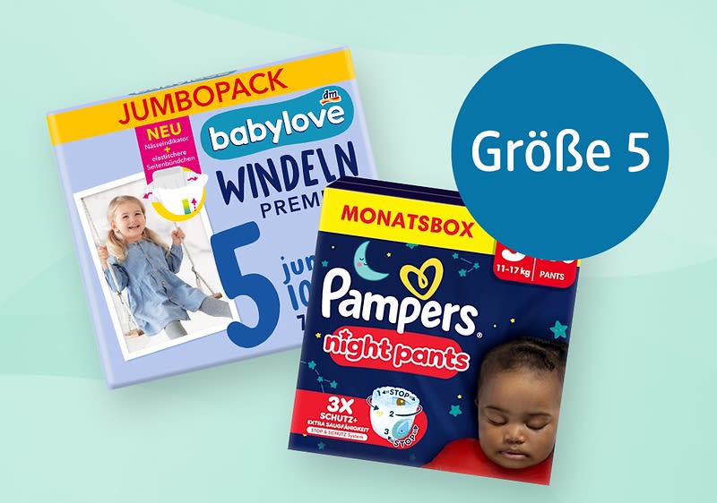 Zwei Kinderwindel-Packungen, links eine hellblaue babylove Windeln Premium Jumbopack Größe 5 mit großem „5“-Aufdruck und Fotoausschnitt, rechts eine dunkelblaue Pampers Night Pants Monatsbox mit Aufschrift „night pants“ und Hinweis „3x Schutz“, in der oberen rechten Ecke ein blaues Kreislabel „Größe 5“