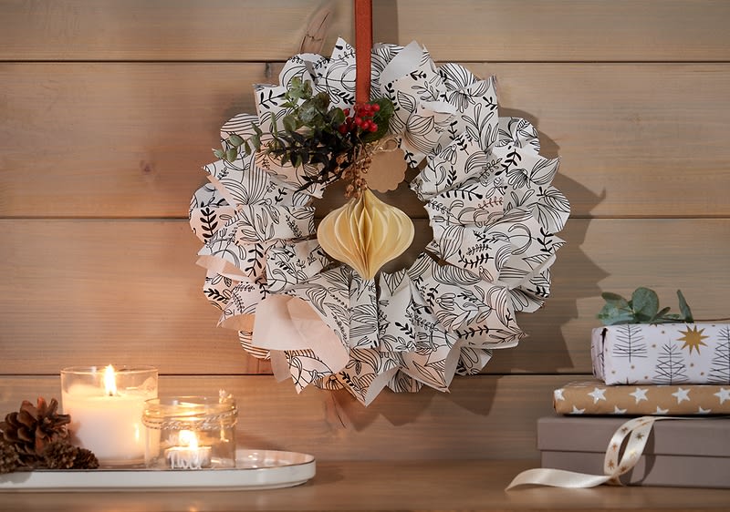 Kranz aus Geschenkpapier
