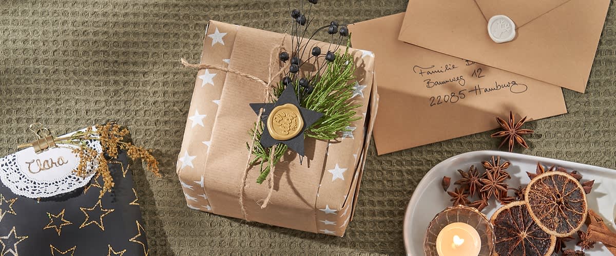 Geschenke verpacken mit Pflanze und Siegel