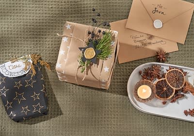 Geschenke verpacken mit Pflanze und Siegel