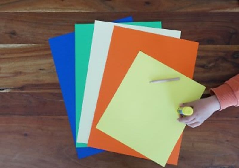 Buntes Papier, Stift und Kleber