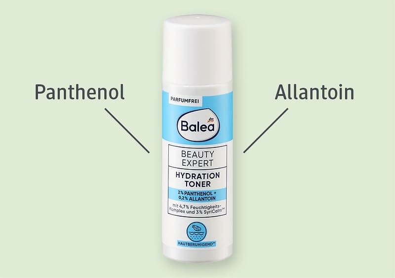 Weiße Plastikflasche Balea Beauty Expert Hydration Toner mit blau-weißem Etikett, Aufschrift „2% Panthenol + 0,4% Allantoin“ und Hinweis „parfümfrei“ auf hellgrünem Hintergrund
