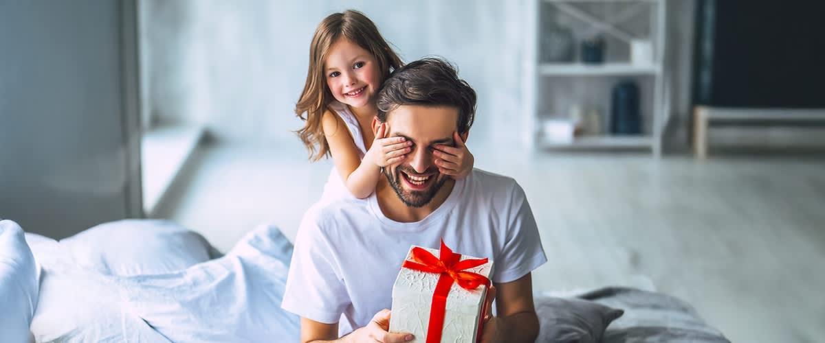 Mann und Kind mit Geschenkbox