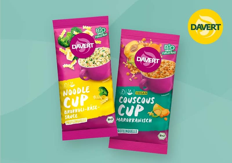 Zwei Davert-Cup-Verpackungen auf grünem Hintergrund