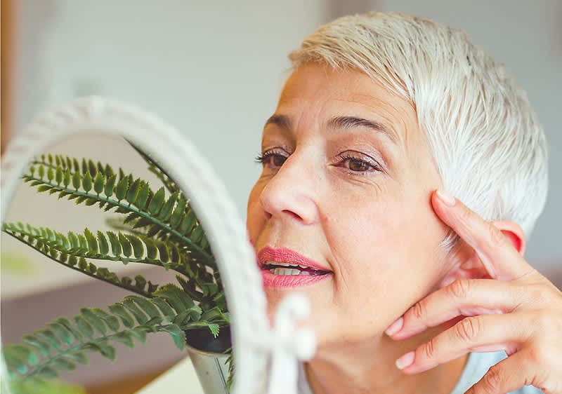 Frau mit Schlupflidern