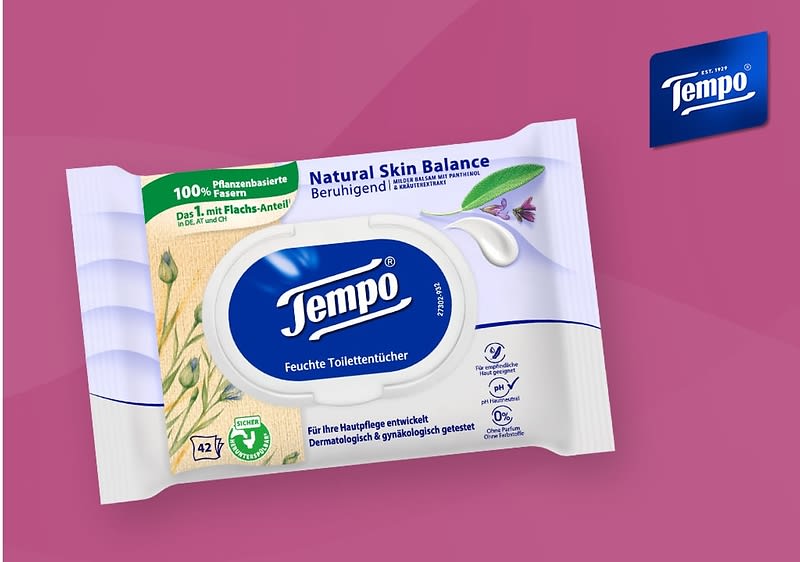 Feuchttücher Natural Skin Balance von Tempo auf beerenfarbigem Hintergrund und Tempo Logo