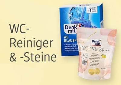 Eine blaue Verpackung von Denkmit WC-Blauspüler mit Aufschrift „Blaues Wasser, Frischer Duft, Kraftvolle Reinigung, In wasserlöslicher Folie“ und eine weiße Verpackung von Denkmit WC-Tabs Zitrone mit Zitronenabbildung und Aufschrift „WC-Tabs Zitrone“