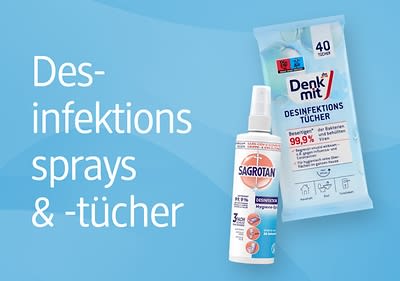Eine Flasche Sagrotan Desinfektionsspray und eine Packung Denkmit Desinfektionstücher mit der Aufschrift „99,9% der Bakterien werden beseitigt“ auf blauem Hintergrund