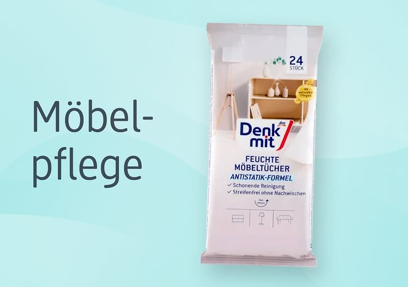 Eine Packung Denk mit Feuchte Möbeltücher mit Antistatik-Formel, Aufschrift „Schonende Reinigung, Streifenfrei ohne Nachwischen“, daneben der Text „Möbelpflege“ auf hellblauem Hintergrund