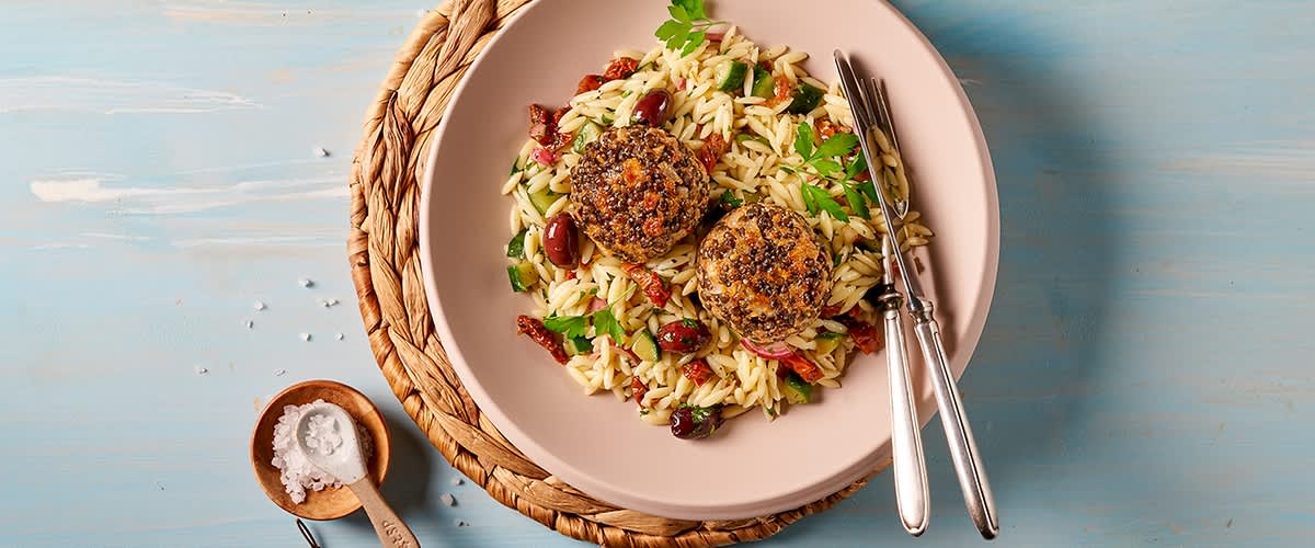 Linsen-Frikadellen mit Kritharaki-Nudelsalat