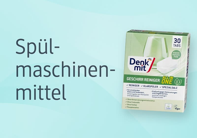 Eine Verpackung des Geschirrreinigers von Denk mit mit der Aufschrift „All in One“ und „30 Tabs“ auf einem hellblauen Hintergrund. Links daneben steht der Text „Spülmaschinenmittel“