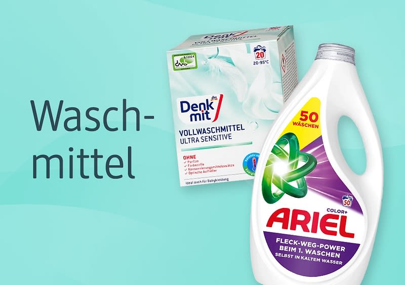 Zwei Waschmittelpackungen vor türkisfarbenem Hintergrund: links eine eckige Packung „Denk mit Vollwaschmittel Ultra Sensitive“ mit Text „Ohne Parfum, Farbstoffe“, rechts eine weiße Flaschenpackung „ARIEL Color“ mit Aufdruck „50 Wäschen“ und „Fleck-Weg-Power beim 1. Waschen“; links daneben großer Text „Waschmittel”