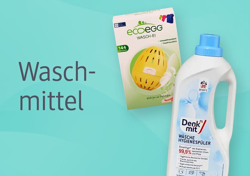 Eine Verpackung des Ecoegg Waschei mit grüner Aufschrift und bunten Symbolen neben einer weißen Flasche Denkmit Wäsche Hygienespüler mit blauer Aufschrift und rotem Logo, daneben der Text „Waschmittel“