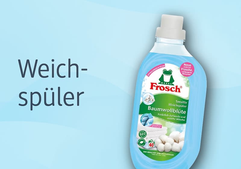 Flaschenabbildung des Weichspülers „Frosch Sensitiv Weichspüler Baumwollblüte“ mit grünem Frosch-Logo, Baumwollblütenbild und Hinweis „40 Waschladungen“ auf hellblauem Hintergrund und großem Text „Weichspüler”