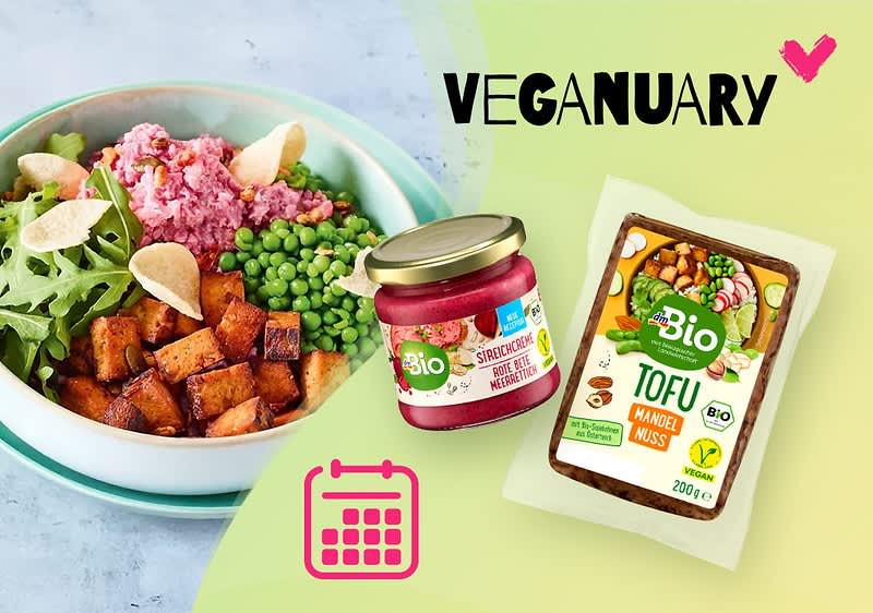 Eine Schüssel mit Tofu, Erbsen, Rucola und rosa Püree. Daneben ein Glas Bio-Streichcreme und eine Packung Bio-Tofu Mandel Nuss. Oben rechts der Schriftzug Veganuary mit einem rosa Häkchen.