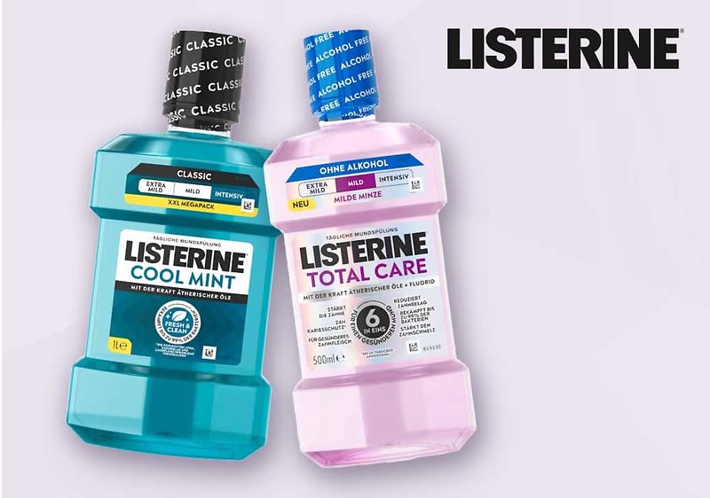 Zwei Listerine-Mundspülflaschen nebeneinander: links türkisfarbene Flasche „Listerine Cool Mint“ (1 l) mit schwarzem Verschluss, rechts hellrosa Flasche „Listerine Total Care“ (500 ml) mit blauem Verschluss und Aufschrift „ohne Alkohol“, rechts oben großes LISTERINE-Logo