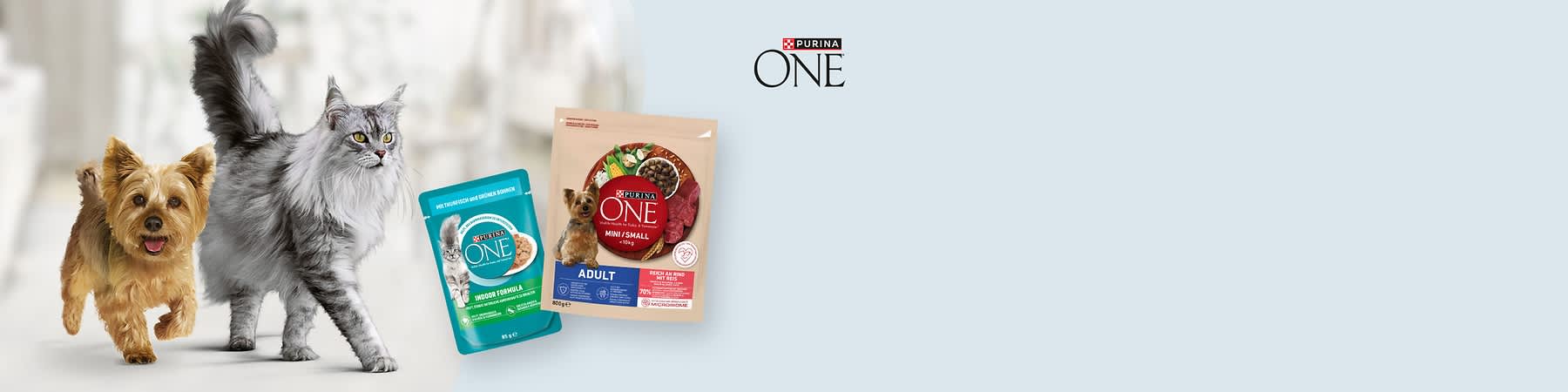 Zwei Purina ONE Tierfutterverpackungen nebeneinander: links eine grüne Beutelpackung mit Katzenbild und Aufschrift „Indoor Formula“, rechts eine beige Trockennapf-Packung mit Hundeabbild, Aufschrift „Adult Mini / Small <10 kg“ und rotem Purina ONE Logo unten rechts das Markenlogo Purina ONE in der Ecke
