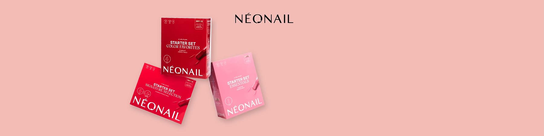 Drei Produktverpackungen von NÉONAIL auf rosa Hintergrund. Links eine rote Verpackung mit der Aufschrift „Starter Set Signature Selection“, oben eine dunkelrote Verpackung mit der Aufschrift „Starter Set Color Favorites“, rechts eine hellrosa Verpackung mit der Aufschrift „Starter Set Essentials“